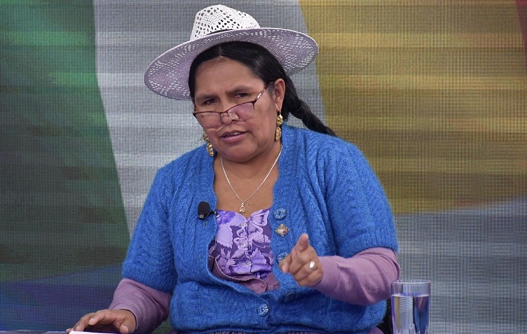 Exministra Sabina Orellana intentó salir del país...